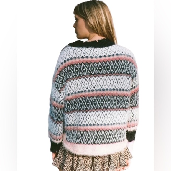 Urban outfitters fuzzy high low hem cropped sweater print blush, black sz small - Picture 2 of 13